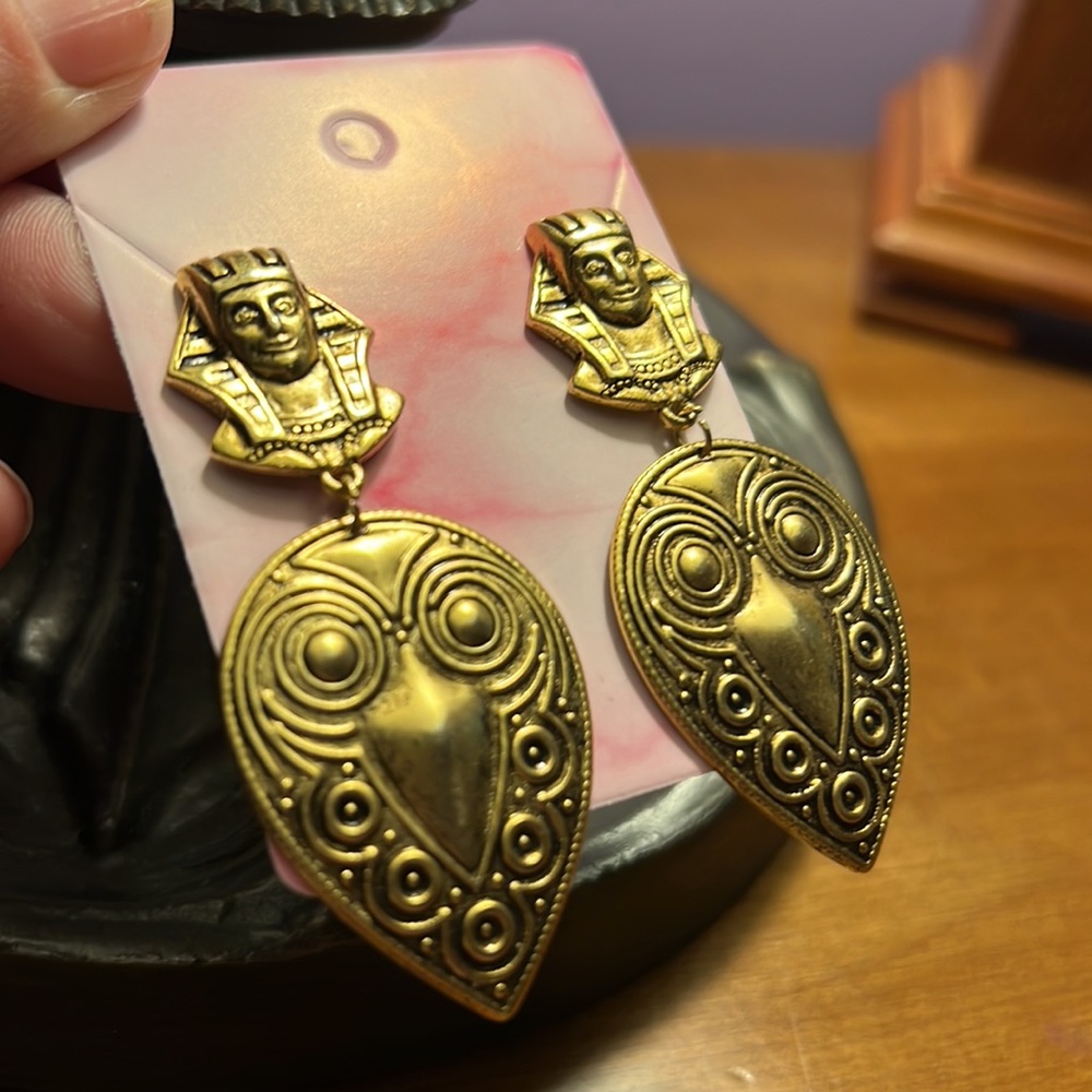 Egyptian Costume Jewelry, Gold Tone Pharaoh head dangling earrings, fun, Egypt
